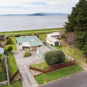 https://daydream-house-sunrise-sunset-views-across-lake.rotoruahotelsnz.com