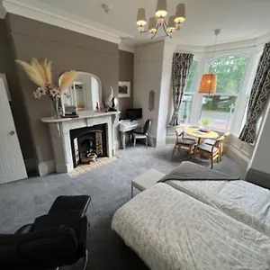 https://2-bed-ground-floor-flat-sleeps-4-with-free-parking.yorkshirehotels.net