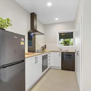 https://papawai-townhouse-11.rotoruahotelsnz.com